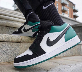 Jordan 1 Low
White Black Mystic Green